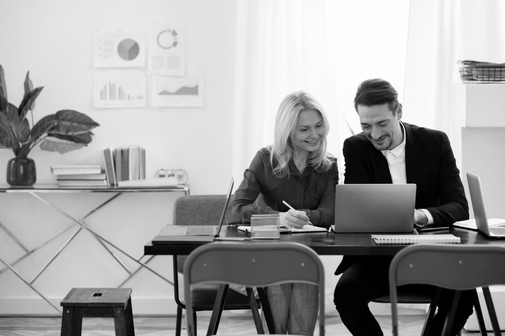 Teamarbeit an Finanzanalysen