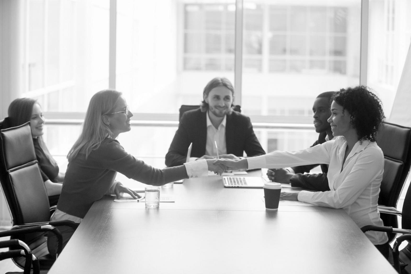 Persönliche Finanzberatung im modernen Büro mit Fokus auf individuelle Lösungen